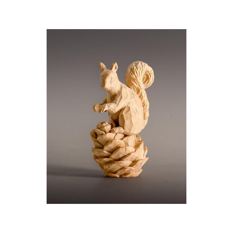 Eichkätzchen auf Zirbenzapfen