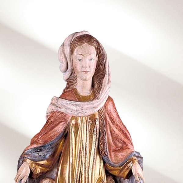 Statua della Vergine in stile Gotico, figura slanciata e posa sinuosa.